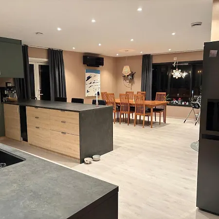Spacious Detached House With Garden Perfect For Wed & Villaer *